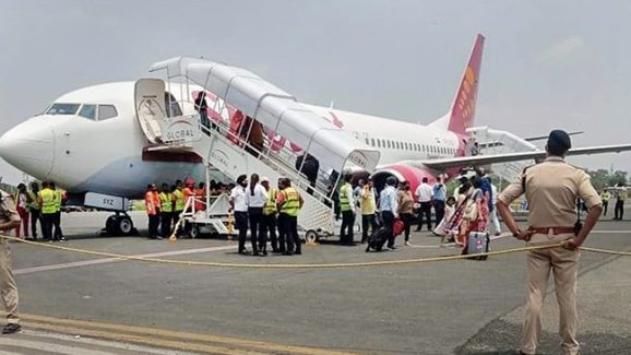 Shamshabad Airport: శంషాబాదులో హై టెన్షన్.. తిరుపతి విమానంలో పొగలు?