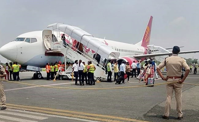 Shamshabad Airport: శంషాబాదులో హై టెన్షన్.. తిరుపతి విమానంలో పొగలు?