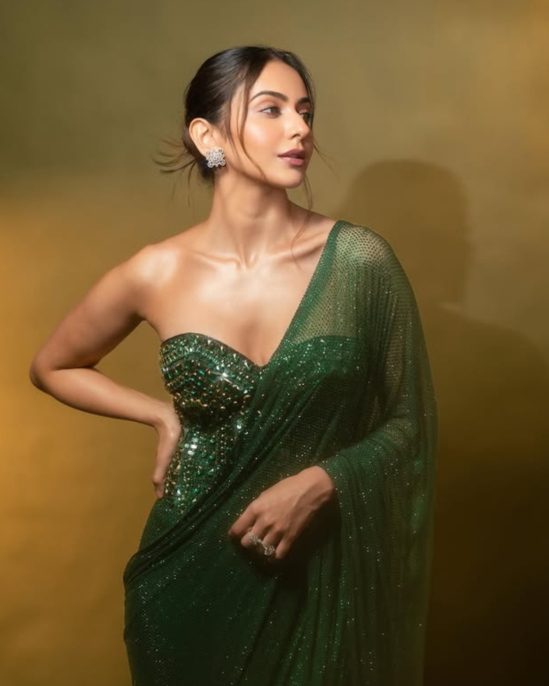 Rakul Preeth Singh : గ్రీన్ శారీలో రకుల్ గ్లామర్ మెరుపులు.. చూపు తిప్పుకోలేరంతే..