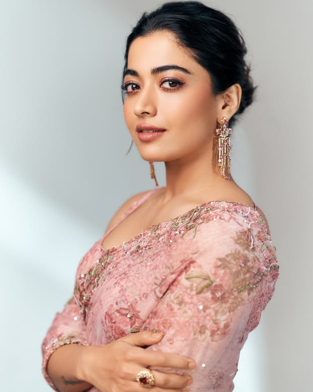 Rashmika Mandanna : గార్జీయస్ లుక్ లో  రష్మిక.. ఎంత అందంగా ఉందో చూశారా..?