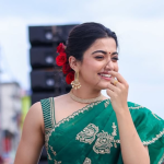 Rashmika Mandanna : గ్రీన్ శారీలో శ్రీవల్లి ఎంత అందంగా ఉందో.. రెండు కళ్లు చాలట్లేదు మామా..