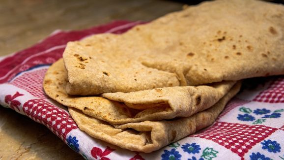Soft Roti tips: రోటీలు, చపాతీలు మృదువుగా రావాలంటే గోధుమ పిండిలో ఈ పదార్థాన్ని చిటికెడు వేయండి చాలు