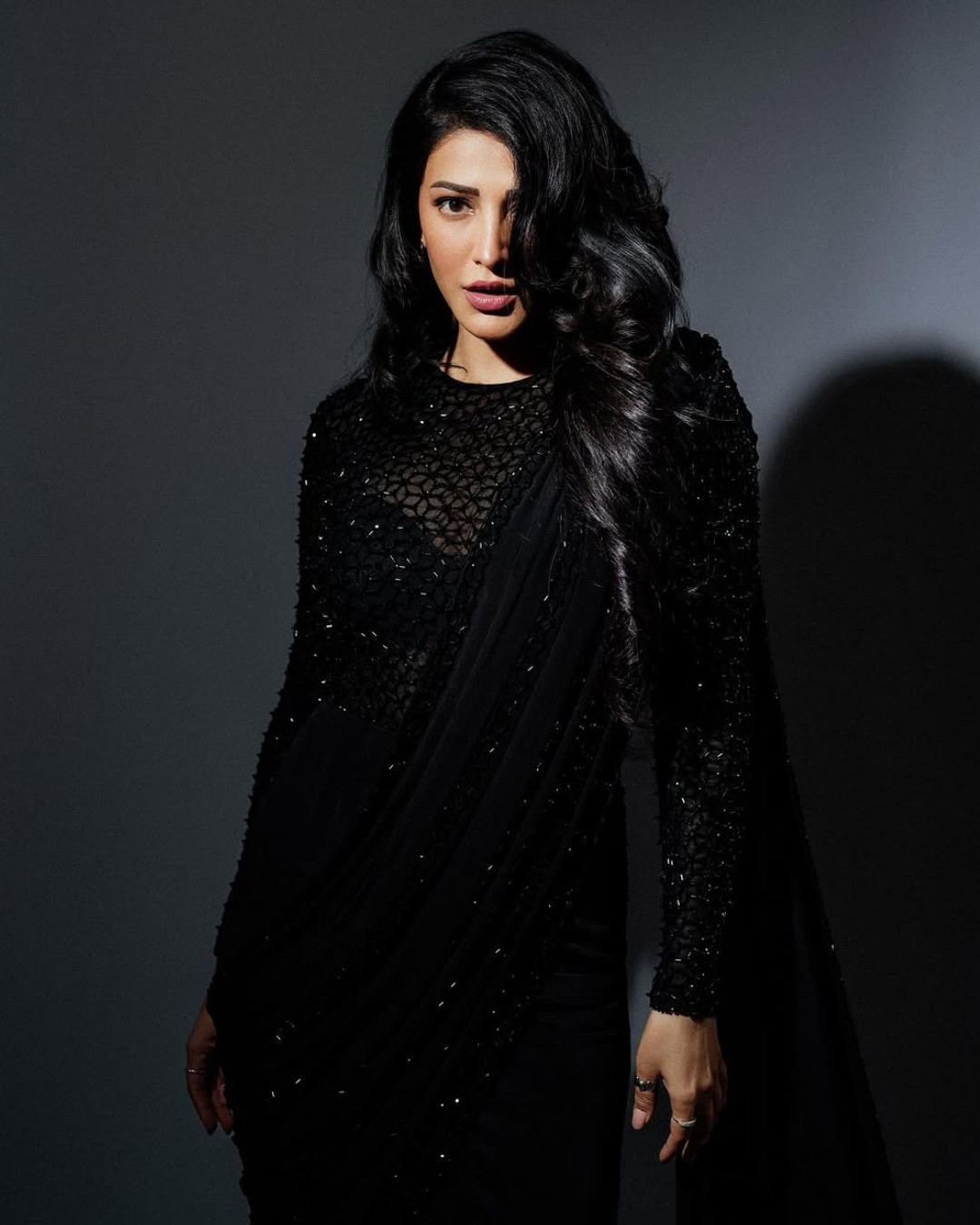 Shruthi Haasan : బ్లాక్ శారీలో మైండ్ బ్లాక్ అయ్యే లుక్ లో శృతి..ఫోటోలు వైరల్…