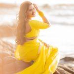 Sravanthi Chokarapu : యెల్లో శారీలో స్రవంతి.. కుర్రాళ్ళు తట్టుకోలేరమ్మ..