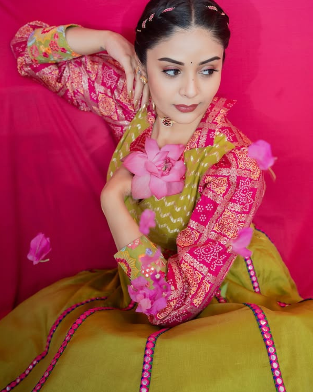 Sreemukhi : చేతిలో కలవలతో కొంటె చూపులతో కవ్విస్తున్న శ్రీముఖి..