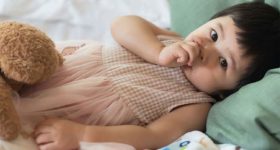 Thumb Sucking in children: మీ పిల్లలు నోట్లో వేలు పెట్టుకుంటున్నారా..? ఎంత ప్రమాదమో తెలుసా..