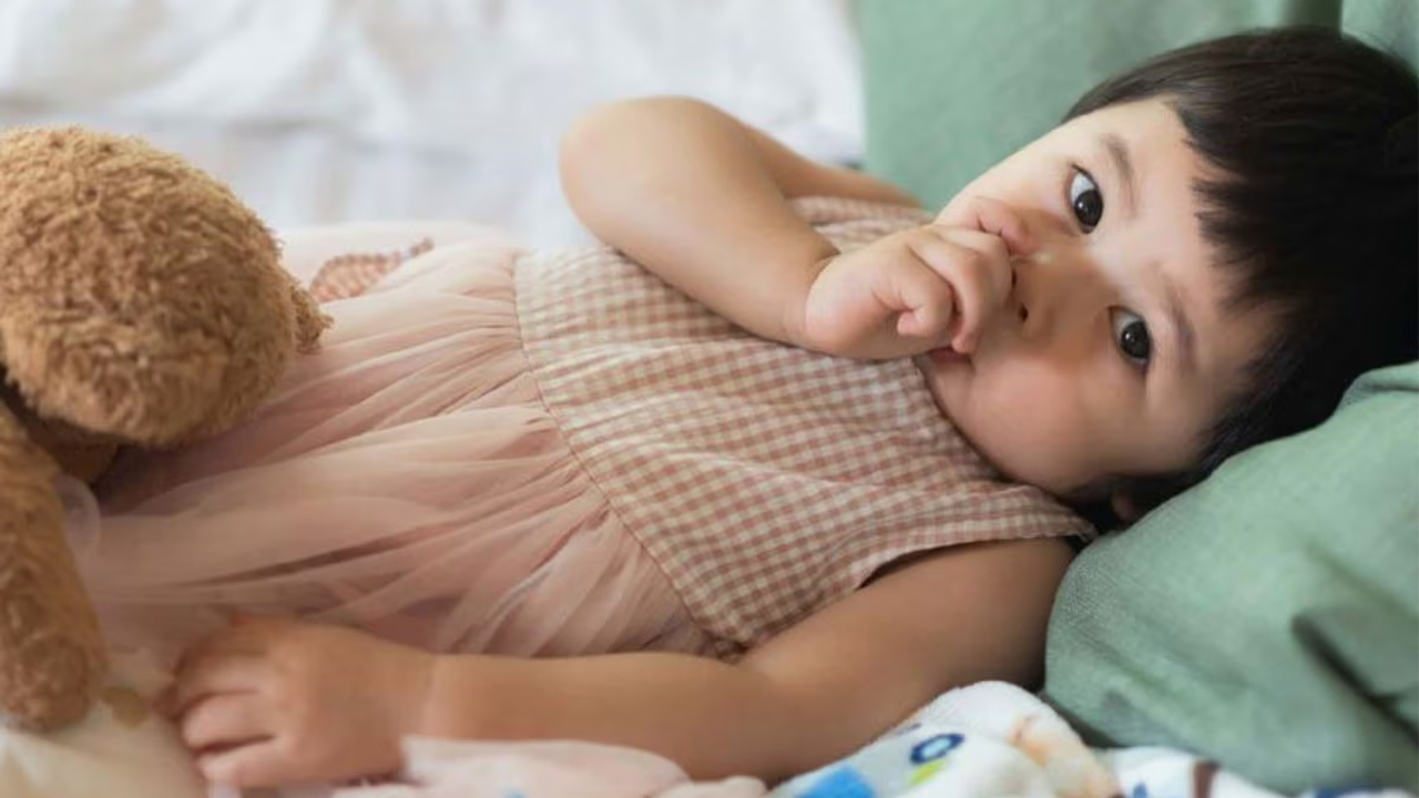 Thumb Sucking in children: మీ పిల్లలు నోట్లో వేలు పెట్టుకుంటున్నారా..? ఎంత ప్రమాదమో తెలుసా..