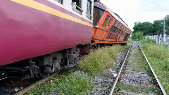 New Delhi: దేశంలో మరో ప్రమాదం.. పట్టాలు తప్పిన రైలు