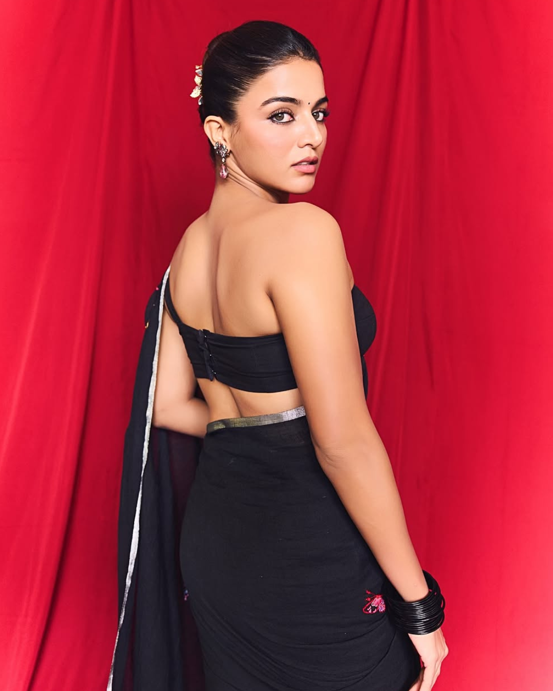 Wamiqa Gabbi: బ్లాక్ శారీలో కిల్లింగ్ లుక్ లో వామికా.. ఏముంది మామా ఫిగర్..