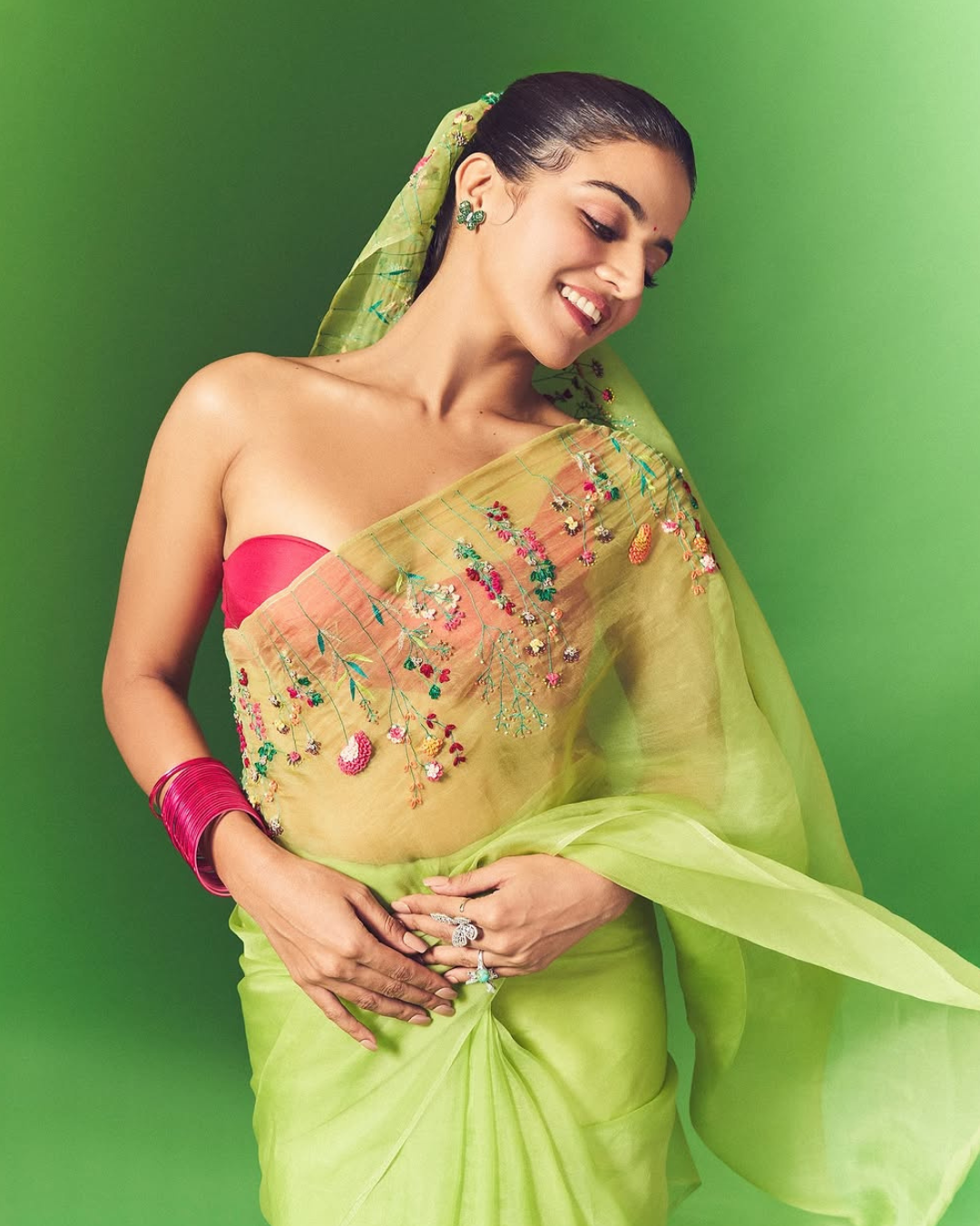 Wamiqa Gabbi: గ్రీన్ శారీలో కిల్లింగ్ లుక్ లో వామిక.. రెండు కళ్లు చాలట్లేదు మావా…