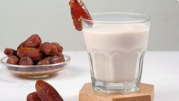 Dates With Milk: పాలలో ఖర్జూరం కలిపి తింటే.. శరీరంలో జరిగే మ్యాజిక్ ఇదే !