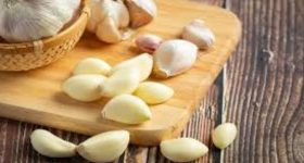 Garlic Disadvantages: వెల్లుల్లి తినడం వల్ల కలిగే నష్టాలివే !