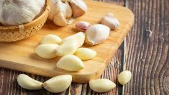 Garlic Disadvantages: వెల్లుల్లి తినడం వల్ల కలిగే నష్టాలివే !