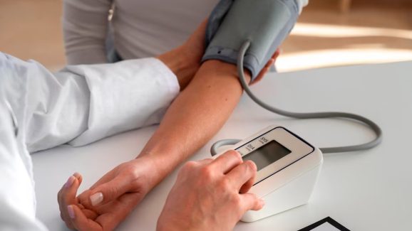 High Blood Pressure: అధిక రక్తపోటుతో బాధపడుతున్నారా? ఈ టిప్స్ మీకోసమే
