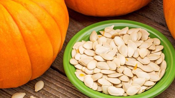 Pumpkin Seeds: రోజూ ఒక స్పూన్ గుమ్మడి గింజలు తింటే.. వ్యాధులు రమ్మన్నా రావు