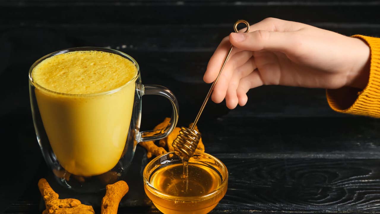 Turmeric Milk: వర్షాకాలంలో పసుపు కలిపిన పాలు తాగితే.. మతిపోయే లాభాలు !