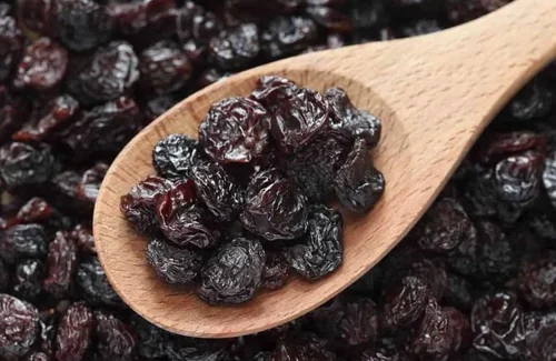 Black Raisins: నల్లటి ఎండు ద్రాక్ష తింటే.. నమ్మలేనన్ని లాభాలు !