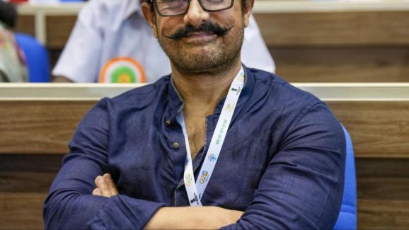 Aamir Khan: కూతురితో రొమాన్స్.. బాలీవుడ్ బుద్ధి చూపించావుగా.. ఏకీపారేస్తున్న నెటిజెన్స్!