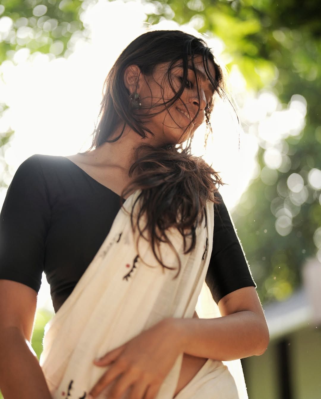 Ananthika Sanil Kumar: చీరకట్టులో చక్కిలిగింతలు పెడుతున్న అనంతిక.. చూపులతోనే మాయ చేస్తూ..