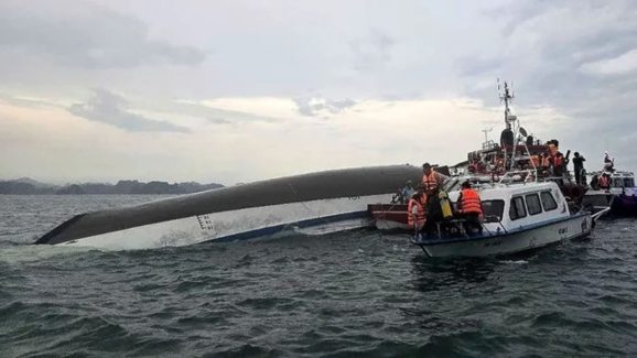 Boat accident: దారుణం.. పడవ బోల్తాపడి 28 మంది స్పాట్‌లో మృతి
