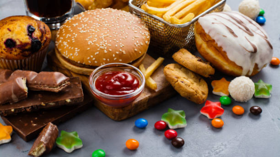 Junk Food: జంక్ ఫుడ్ తినడం వల్ల వచ్చే.. ప్రమాదకర వ్యాధులు ఇవే !