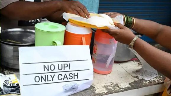 GST Notices: యూపీఐ స్కానర్లు పెట్టిన వారికి షాకింగ్ న్యూస్.. జీఎస్టీ నోటీసులు.. ఎందుకంటే?