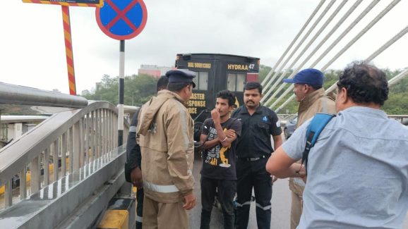 Hyderabad News: దుర్గం చెరువులో దూక‌బోయాడు.. అంతలోనే హైడ్రా సిబ్బంది..?