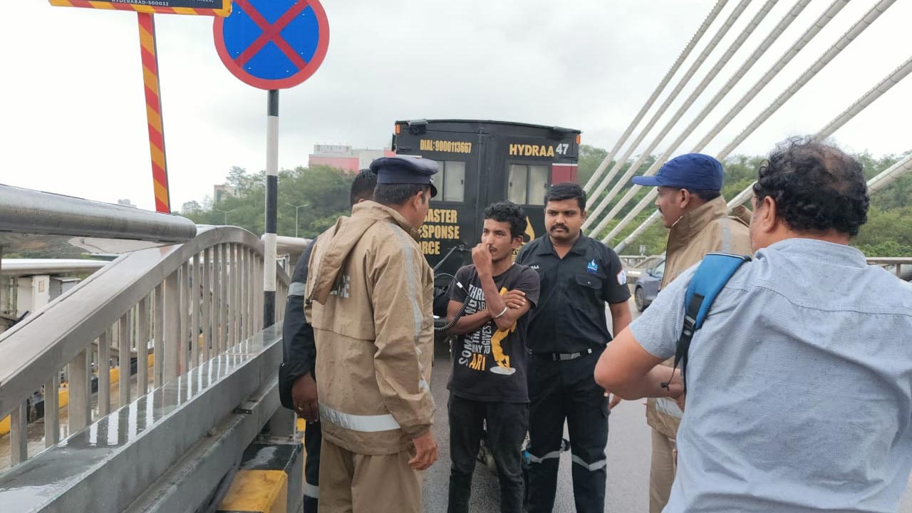 Hyderabad News: దుర్గం చెరువులో దూక‌బోయాడు.. అంతలోనే హైడ్రా సిబ్బంది..?