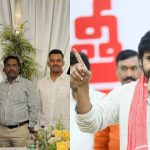 MS Dhoni : ధోని ఏది చేసినా ట్రెండే.. ఇక పవన్ కళ్యాణ్ లాగే.. అందరూ ఎర్ర కండువా కప్పుకోండి!