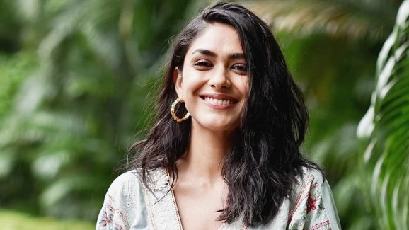 Mrunal thakur: రోడ్డు పై ఆ పని చేస్తూ దర్శనమిచ్చిన మృణాల్.. సింప్లిసిటీకి ఫిదా?