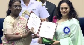 Nithya Menen:  చేతి గోళ్ళలో పేడ.. నేషనల్ అవార్డు అందుకున్న నిత్యామీనన్!