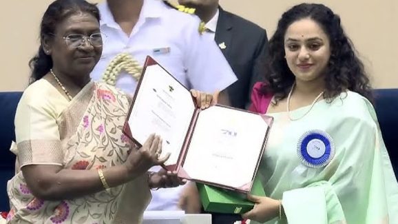 Nithya Menen:  చేతి గోళ్ళలో పేడ.. నేషనల్ అవార్డు అందుకున్న నిత్యామీనన్!