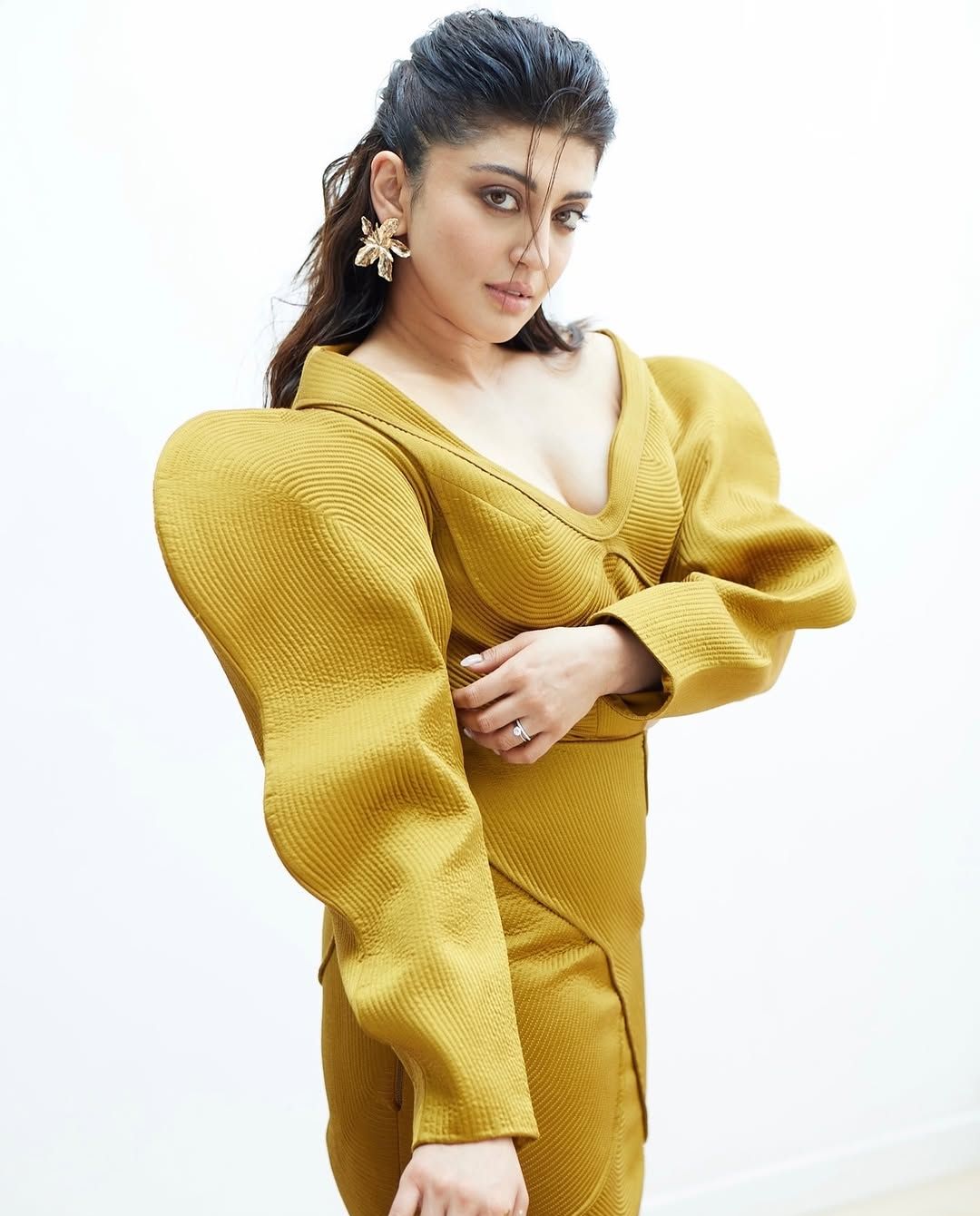 Pranitha Subhash: చూపులతోనే చంపేస్తున్న అందాల రాక్షసి.. ఇద్దరు పిల్లల తల్లైనా తగ్గని అందం!