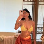 Ruhani Sharma Photos: బికినీలో సెల్ఫీ.. రుహానీ శర్మ అందాల ఆరబోత.. మతిపోతుందంటున్న కుర్రకారు