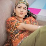 Sravanthi Chokarapu: కొంటె చూపులతో కుర్రాళ్లకు గాలం వేస్తున్న స్రవంతి.. తట్టుకుంటారా?