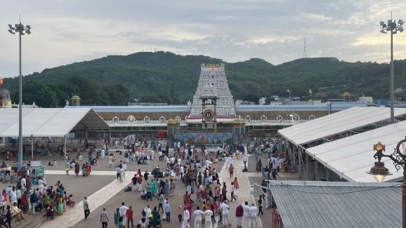 Tirumala darshan scam: నేరుగా శ్రీవారి దర్శనమంటూ మోసం.. నలుగురిపై కేసు నమోదు.. అసలు ట్విస్ట్ ఏంటంటే?
