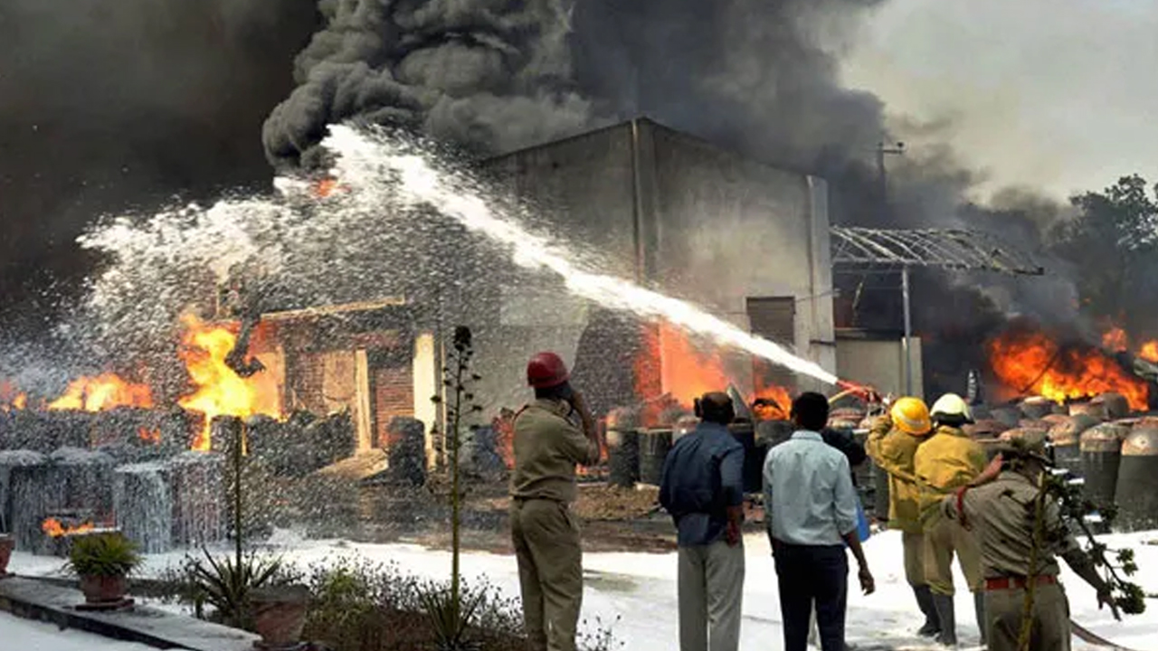 Pashamylaram Fire Accident: పాశమైలారంలో మరో అగ్ని ప్రమాదం.. భారీగా ఎగసి పడుతున్న మంటలు