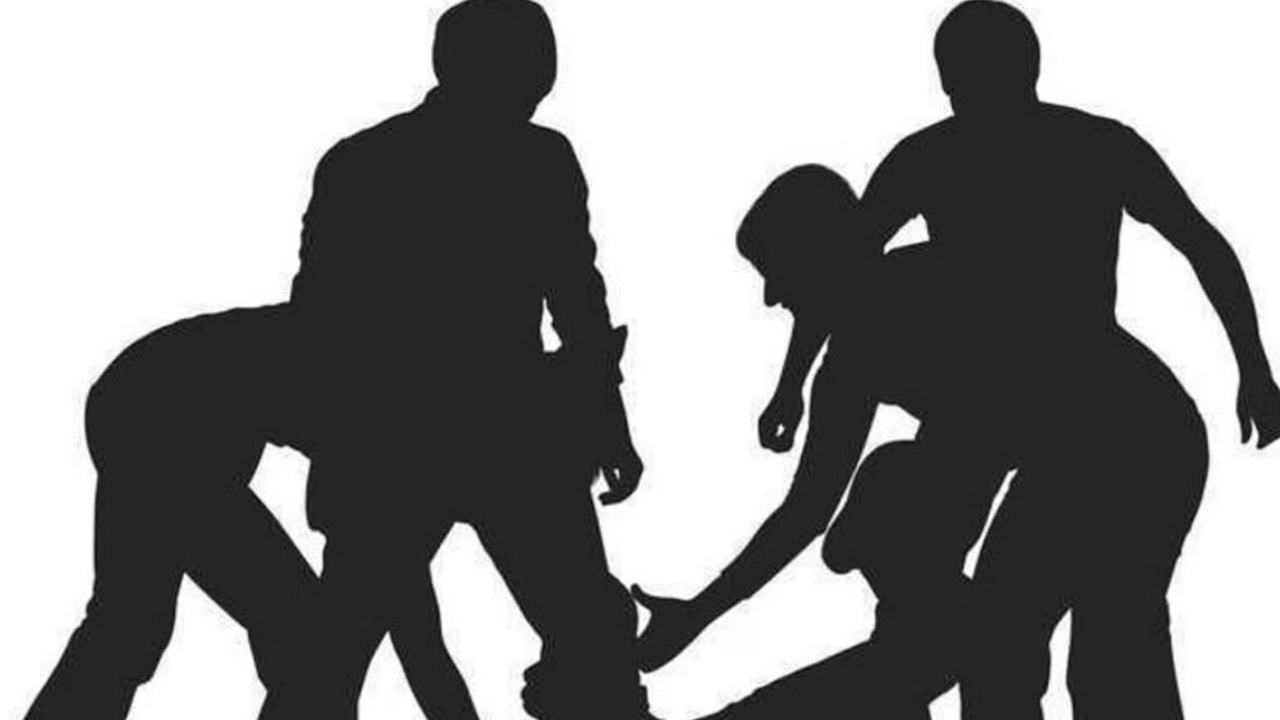 Mogallu Woman Assault: అమానవీయ ఘటన.. మహిళను చెట్టుకు కట్టేసి దాడి