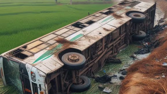 Bus Accident: ప్రయాణికుల బస్సు బోల్తా.. 10 మంది స్పాట్ డెడ్