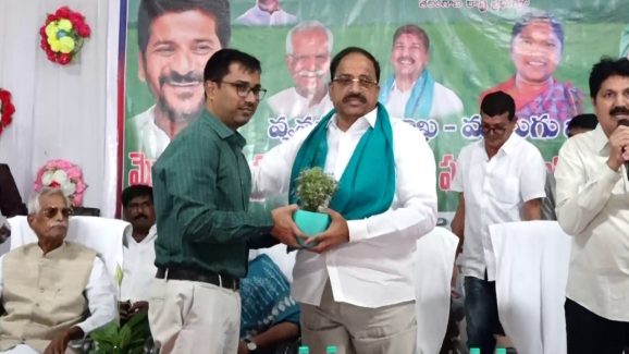 Mulugu Seed Bomb Victims: బిగ్ టీవీ పోరాటానికి విజయం.. సీడ్ బాంబ్ బాధితులకు చెక్కుల పంపిణీ
