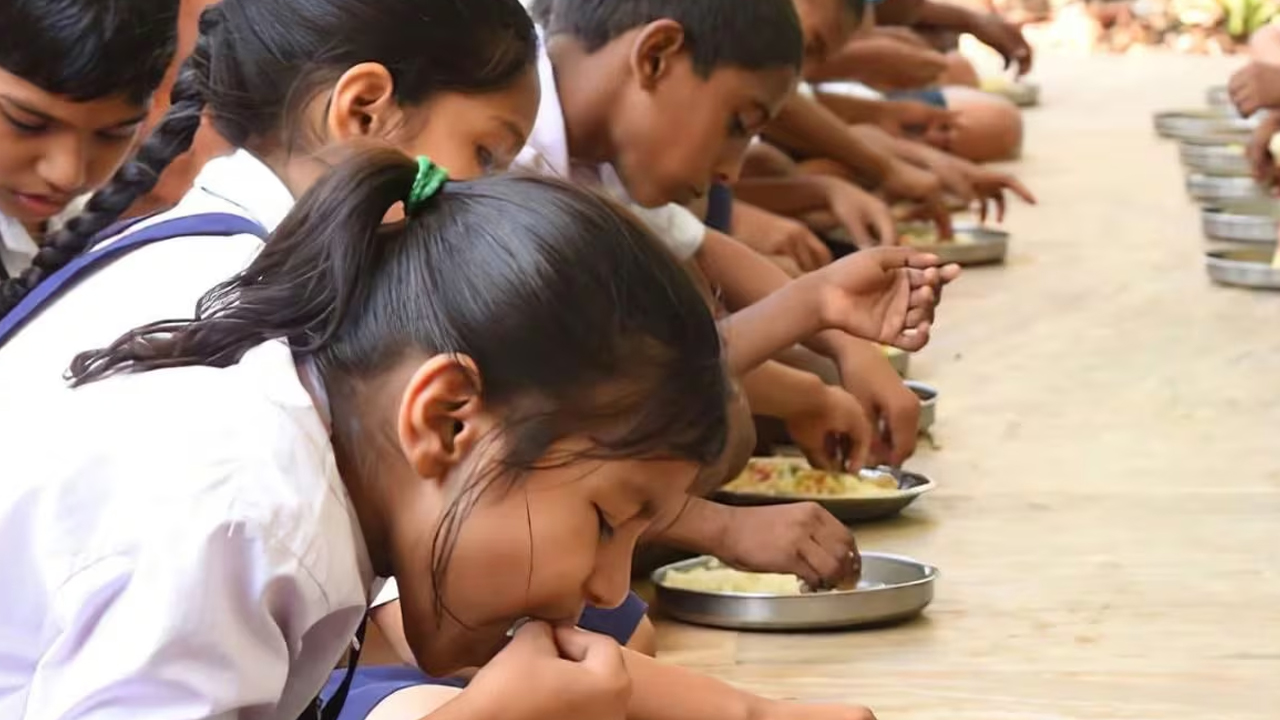 Food Poisoning: ప్రభుత్వం చెప్పినా.. మారని తీరు? ఉడకని అన్నం తిని విద్యార్థులకు అస్వస్థత