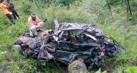 Road Accident: లోయలో పడిపోయిన పర్యాటకుల వాహనం.. స్పాట్‌లోనే ఐదుగురు మృతి