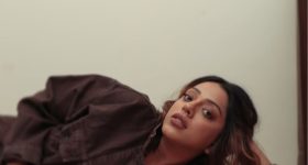 Deviyani Sharma: వామ్మో.. ఈ ఫోజులేంటి.. మొత్తం చూపించేసిందిగా!