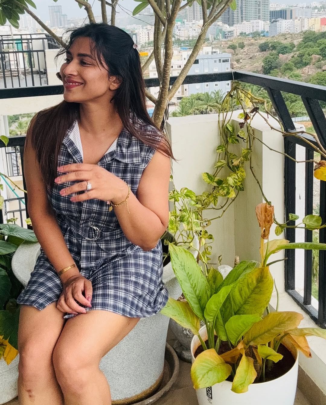 Inaya sultana: అందాలతోనే సెగలు పుట్టిస్తున్న ఇనయా.. ఏం అందం గురూ!