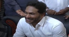 Sreemukhi : మల్లెపూలతో అవేం పని శ్రీముఖి.. అబ్బా మత్తేక్కిస్తున్నావుగా..
