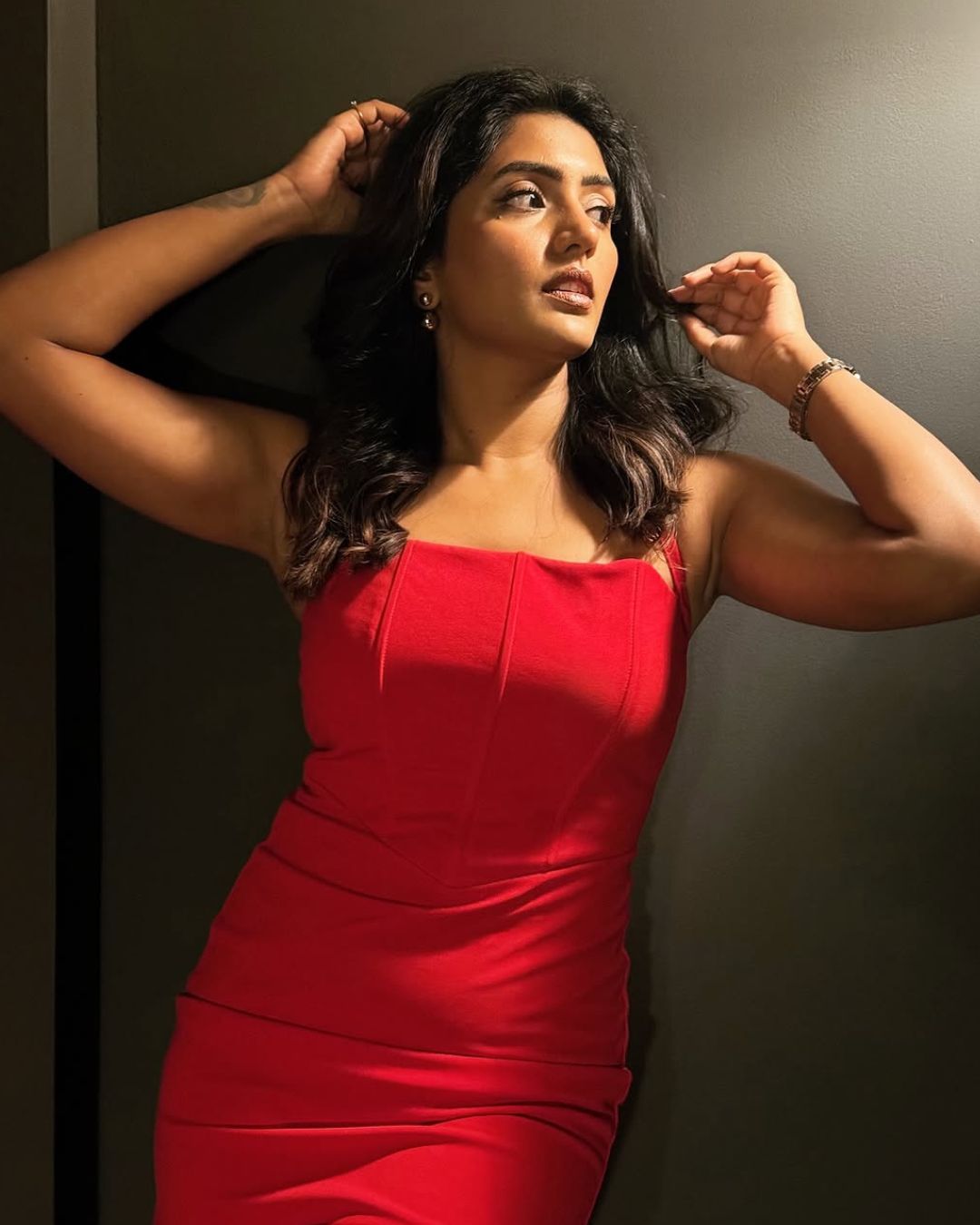 Eesha Rebba : రెడ్ డ్రెస్ లో ఘాటు మిర్చిలా హీటేక్కిస్తున్న ఈషా..క్యా పీస్ మామా..