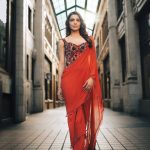 Samantha: చీరకట్టులో  గ్లామర్ పెంచేసిన సమంత.. వీధుల్లో చక్కర్లు కొడుతూ..