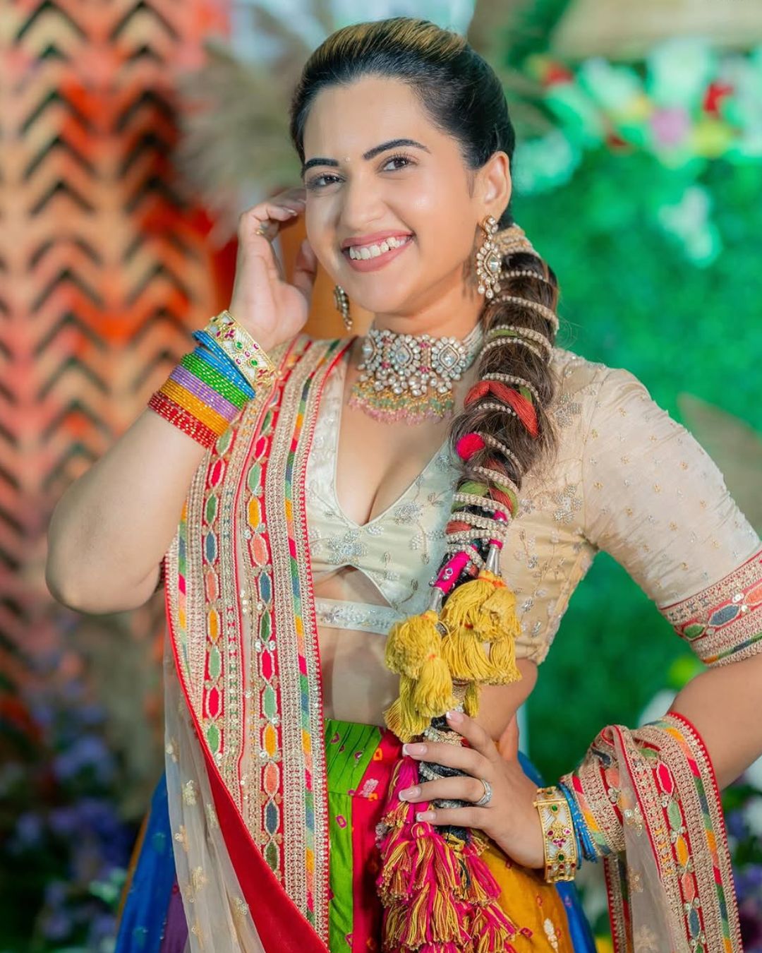 Sravanthi Chokarapu : అబ్బా ఆ నవ్వుకే కుర్రాళ్లు పడిపోరు..భలే ఉంది కదూ..