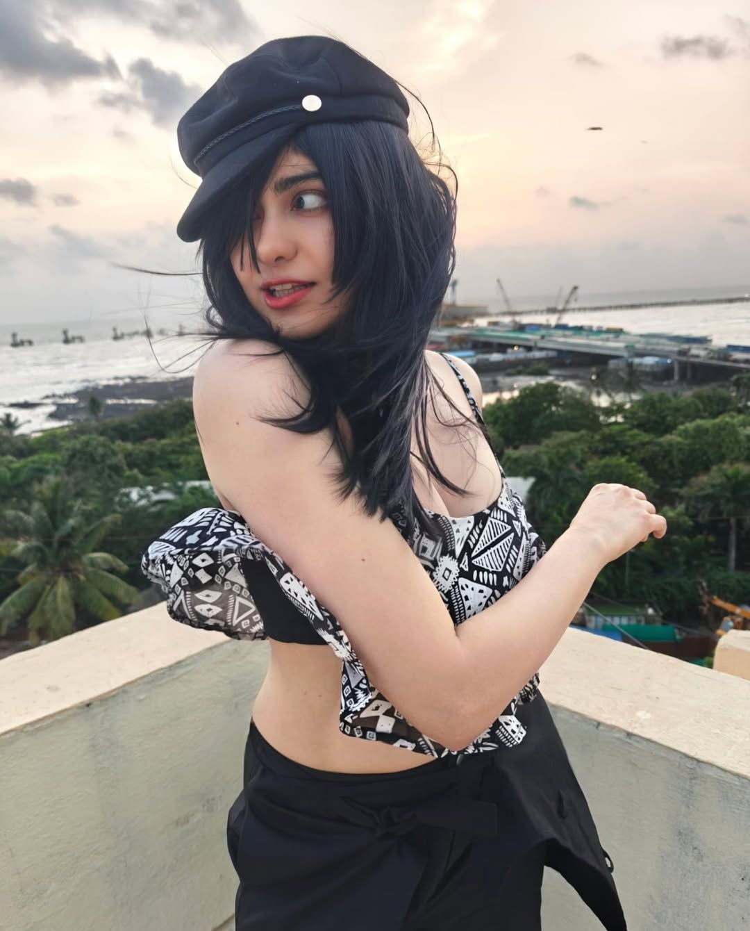 Adah Sharma: సన్నని నడుముతో గిలిగింతలు పెడుతున్న అదా శర్మ.. బాడీ మొత్తాన్ని తిప్పేస్తూ..