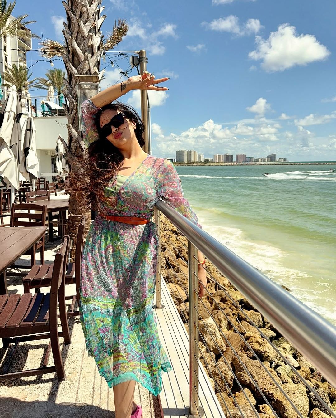 SreeMukhi : బీచ్ లో అందాలతో సూర్యుడికే చెమటలు పట్టిస్తున్న శ్రీముఖి.. ఫోటోలు వైరల్!